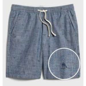 New With Tags Men's Size M Banana Republic Chambray Shorts with Shark/Fin Print.